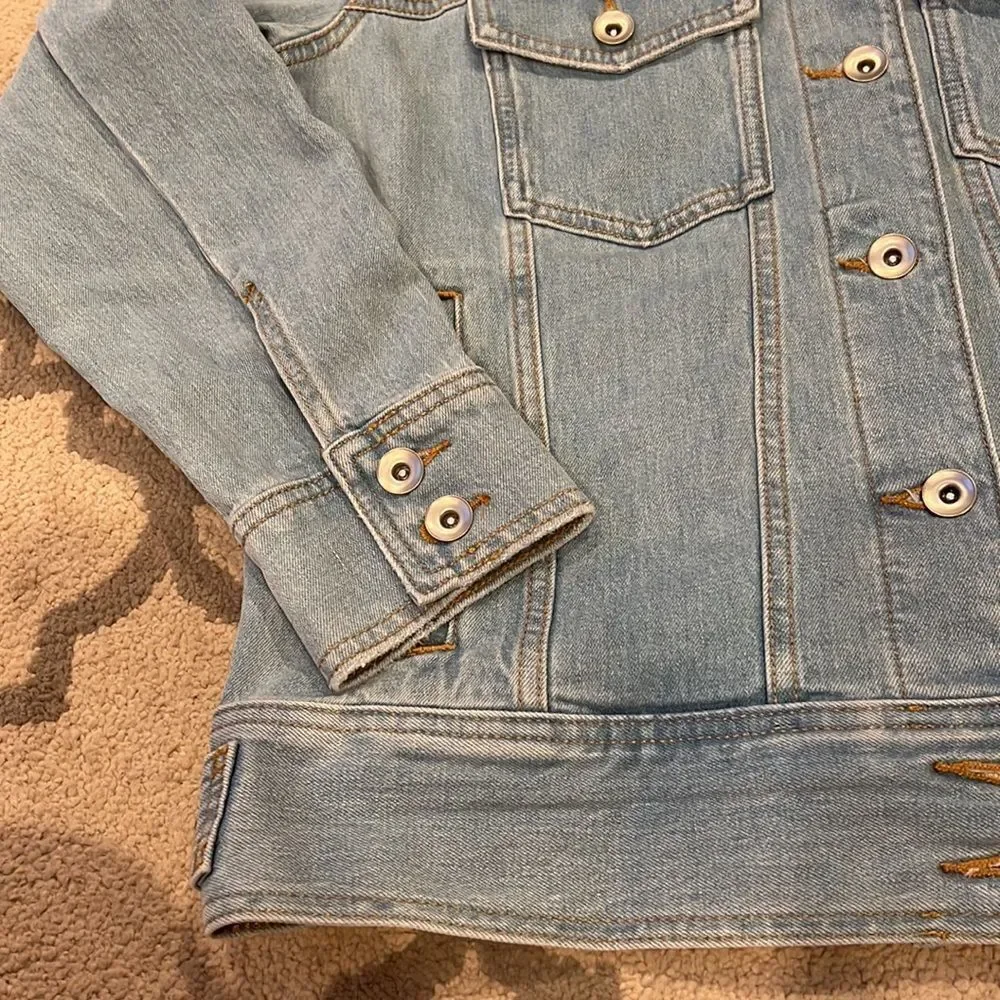 Elizabeth & James Light Wash Boxy Denim Jacket M light wash